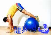 健身球锻炼腹肌方法10个腹肌动作让男人拥有完美腹肌
