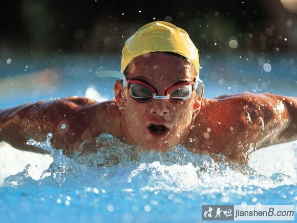 游泳与健美：游泳游出匀称发展的肌肉,塑出健美的体形