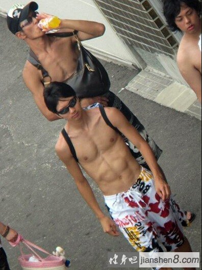 街拍肌肉男