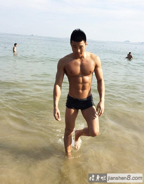 街拍肌肉男