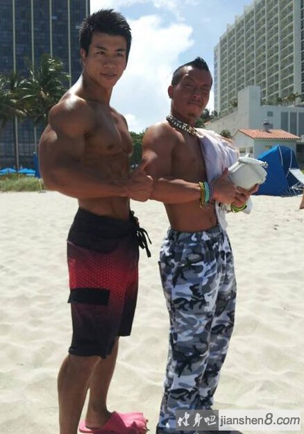 街拍肌肉男