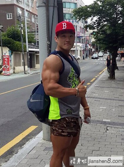 街拍肌肉男