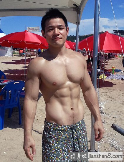 街拍肌肉男