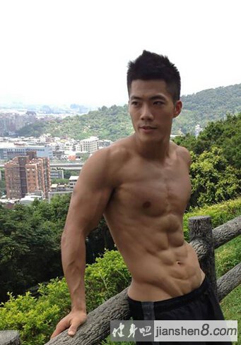 街拍肌肉男