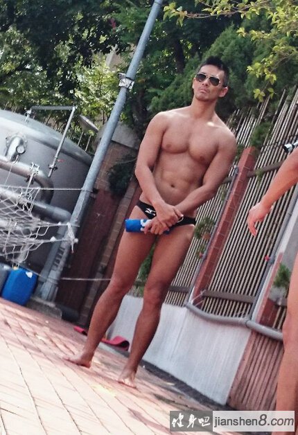 街拍肌肉男