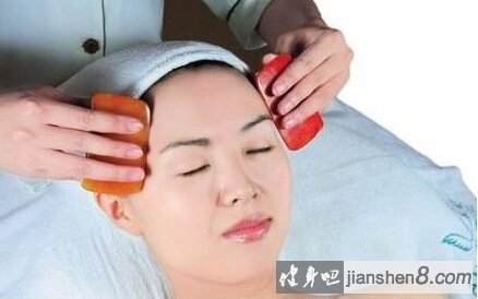 刮痧瘦脸法