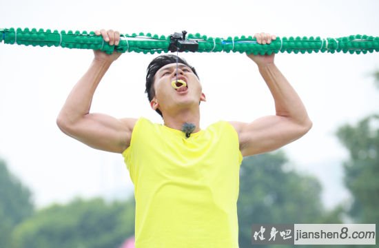 李晨微博秀肌肉：胸肌中缝明显