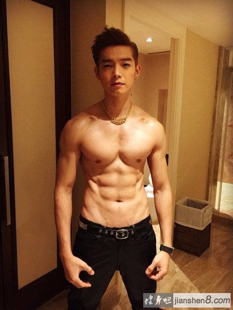 “不老男神”辰亦儒疯狂健身秀性感肌肉