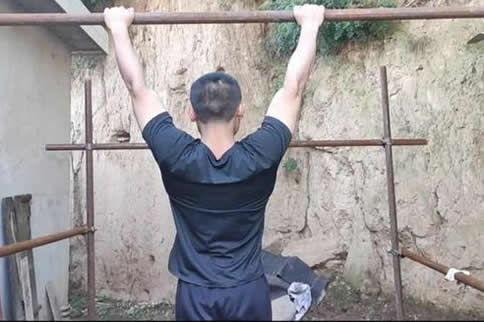 背部训练计划前的热身放松动作