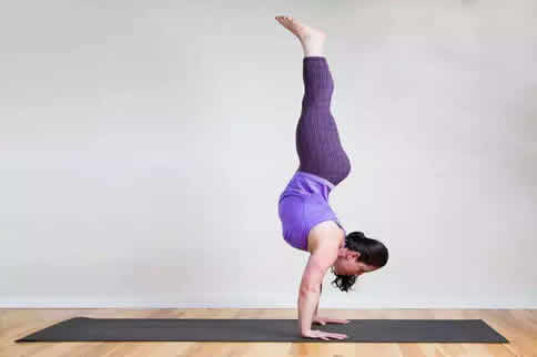 瑜伽头倒立的练习技巧这样做你的倒立更容易 健身吧